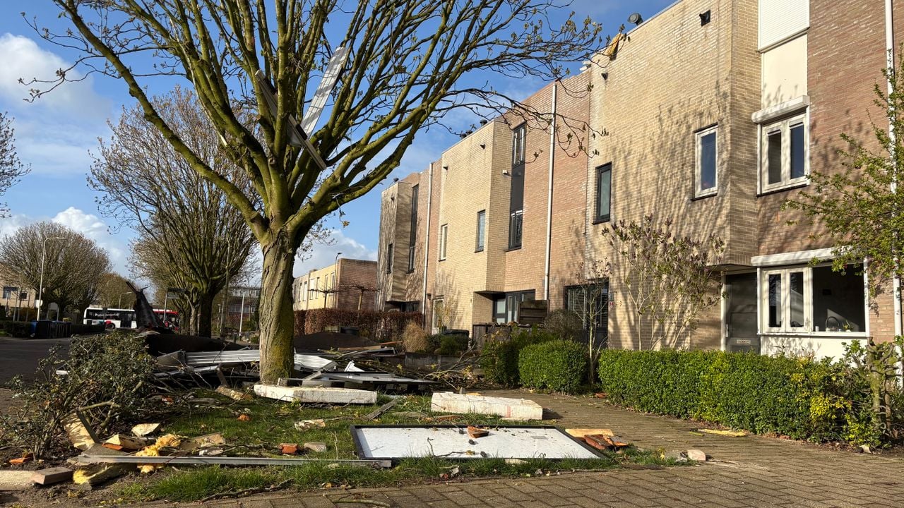 Het complete dak van een huizenblok ligt op de grond (foto: Ruud Ritzen).