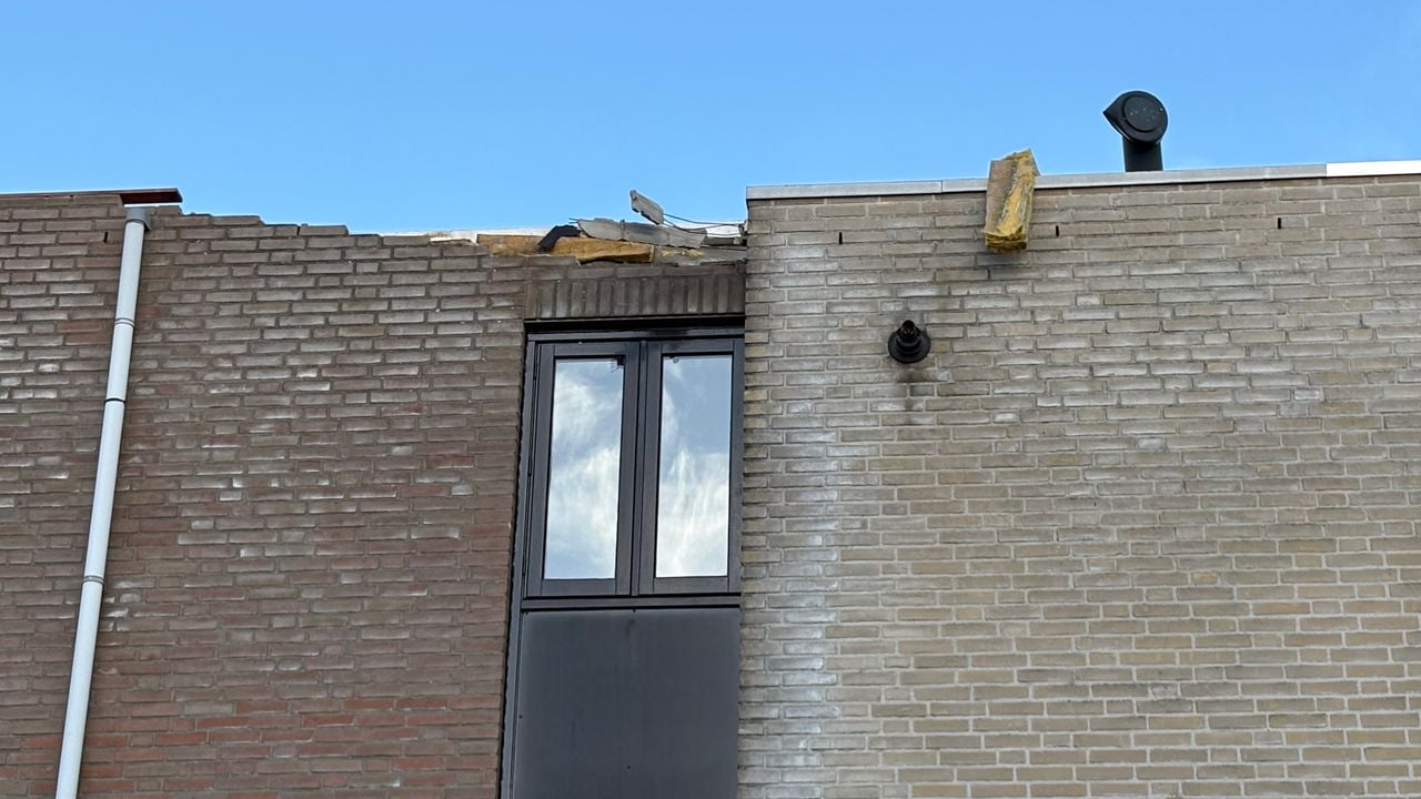 Het weggeblazen dak in Roosendaal (foto: Ruud Ritzen).