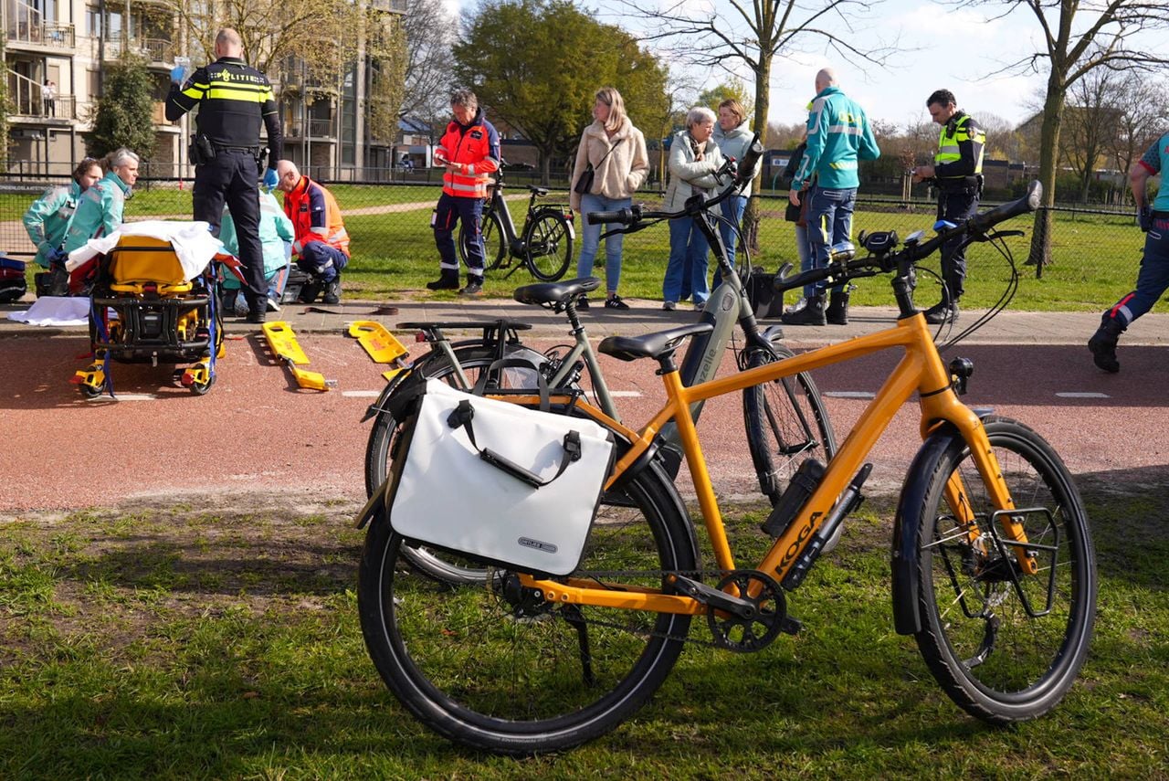 Fietsers met elkaar in botsing, een ernstig gewond Helmond (foto: Harrie Grijseels / Persbureau Heitink).