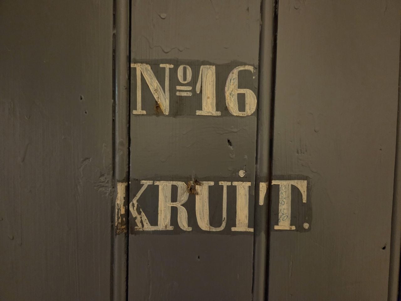 De deur waarachter de kruitkamer van Fort bij Giessen schuilgaat (foto: Henk van Ingen/Omroep Brabant)