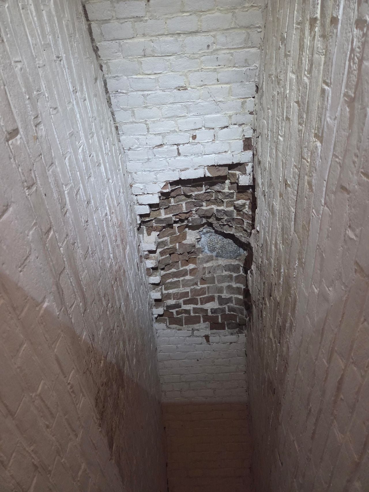 De ontploffing van een mijn in Fort bij Giessen heeft een groot gat in het plafond achtergelaten (foto: Henk van Ingen/Omroep Brabant)