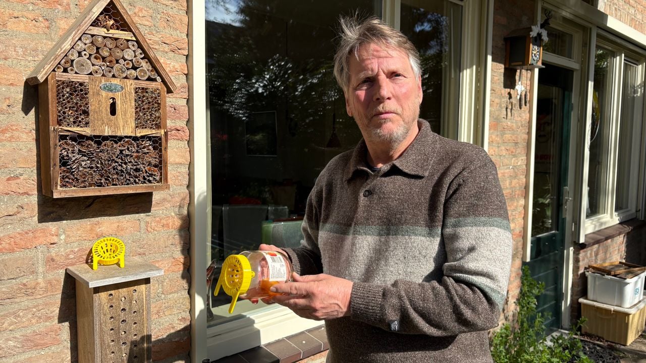 Imker George Guns met de val voor de Aziatische hoornaar (foto: Ruud Ritzen).