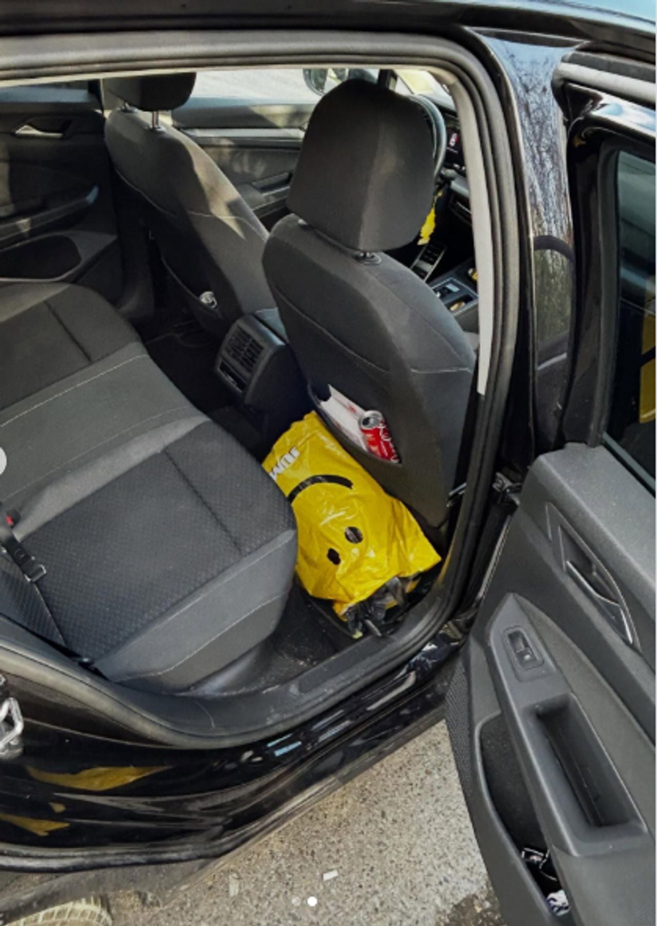 Kilo hennep (foto: Instagram marechaussee Limburg).