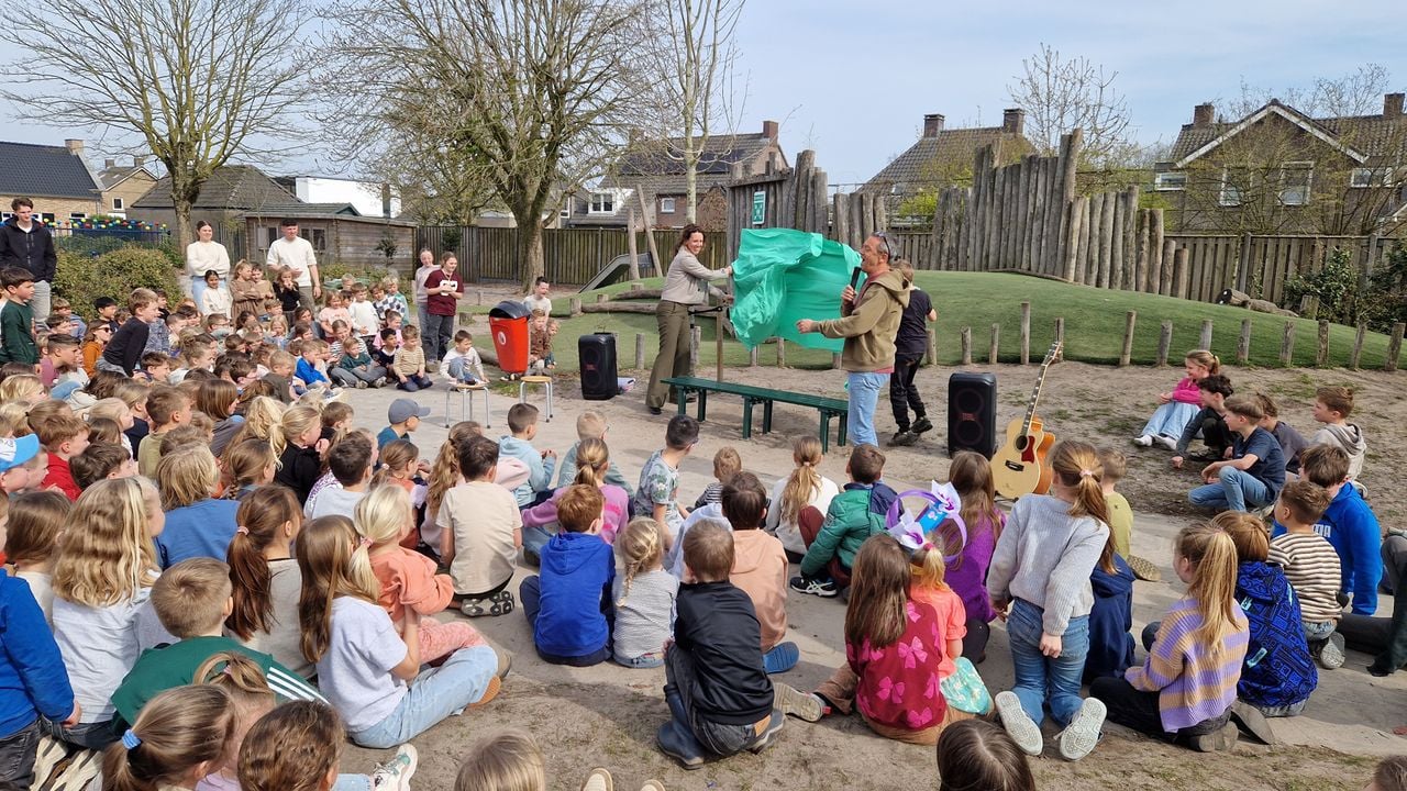 De onthulling van het buddybankje (foto: Tom Berkers).