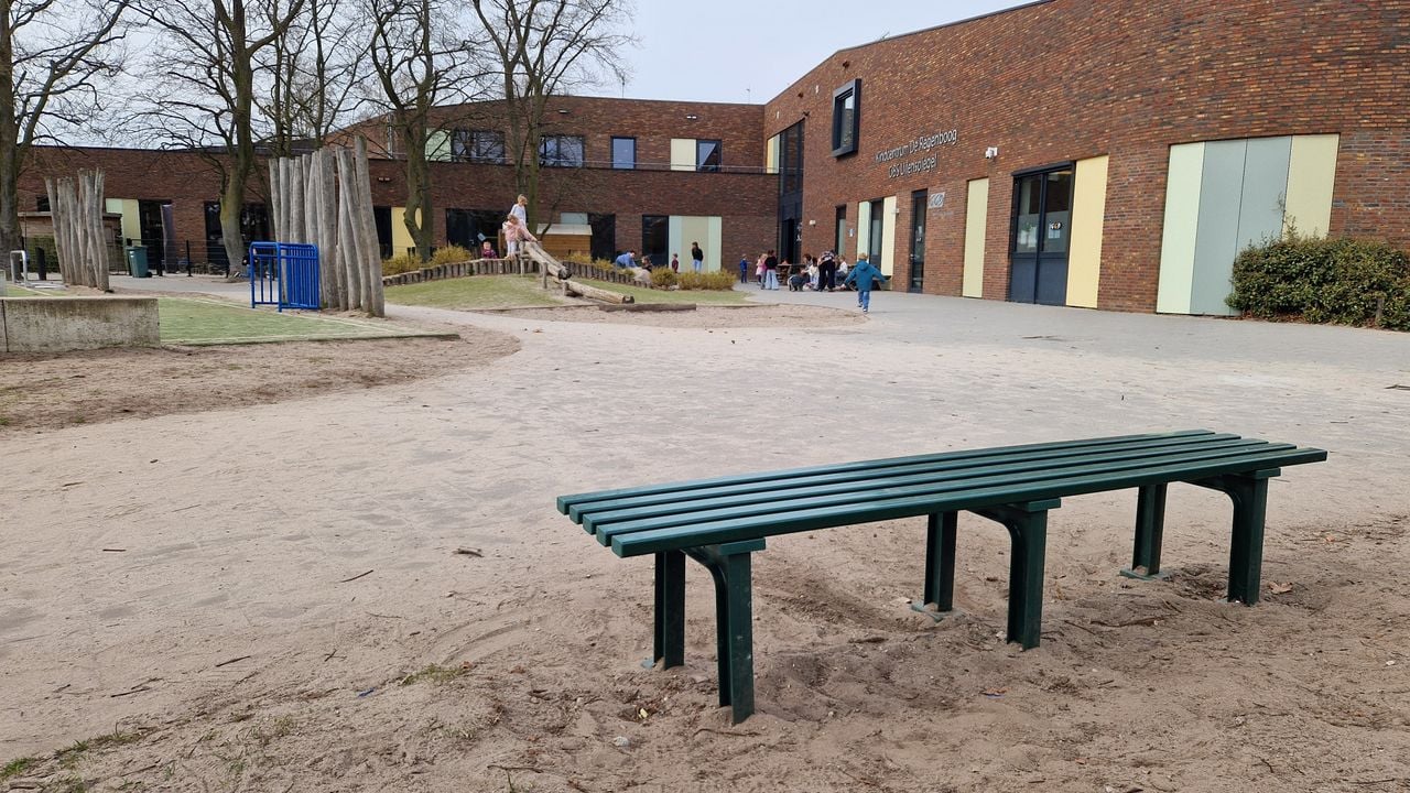 Het buddybankje op het schoolplein in Boekel (foto: Tom Berkers).
