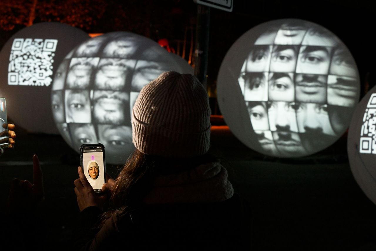 Het werk Faces dat op de Paterskerk te zien was, gaat naar Mexico (foto: Bart van Overbeeke).