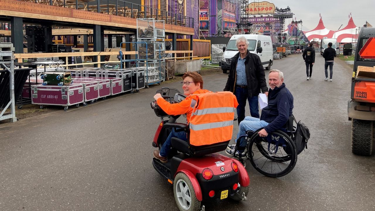 Samen met de scootmobiel naar binnen (foto: Riens van Raaij).