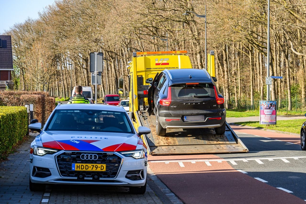 De Volvo is meegenomen door een bergingsbedrijf (foto: Tom van der Put/Persbureau Heitink).