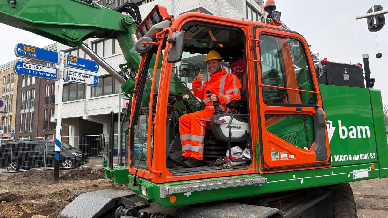 Wethouder Thomas Tuerlings verricht de openingshandeling voor het werk 