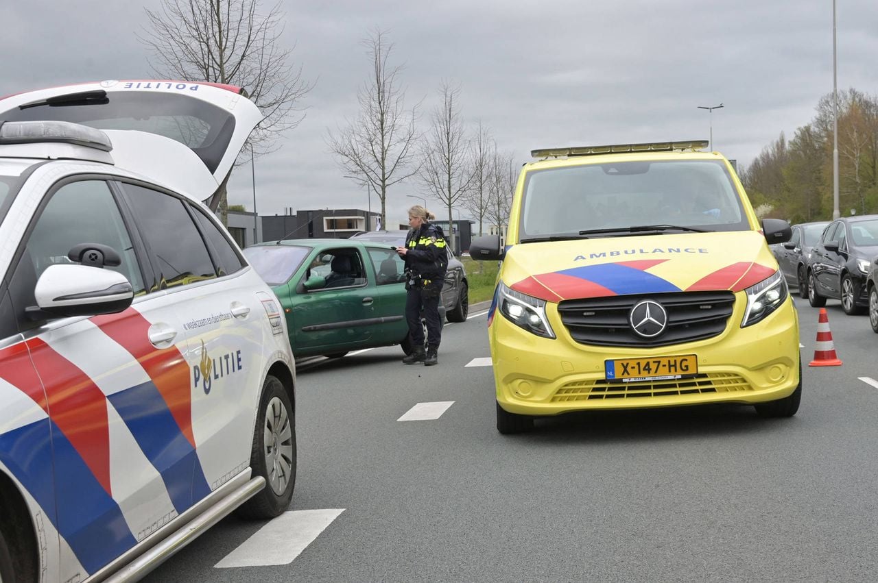 Drie auto's botsen op elkaar in Breda (foto: Perry Roovers/Persbureau Heitink).