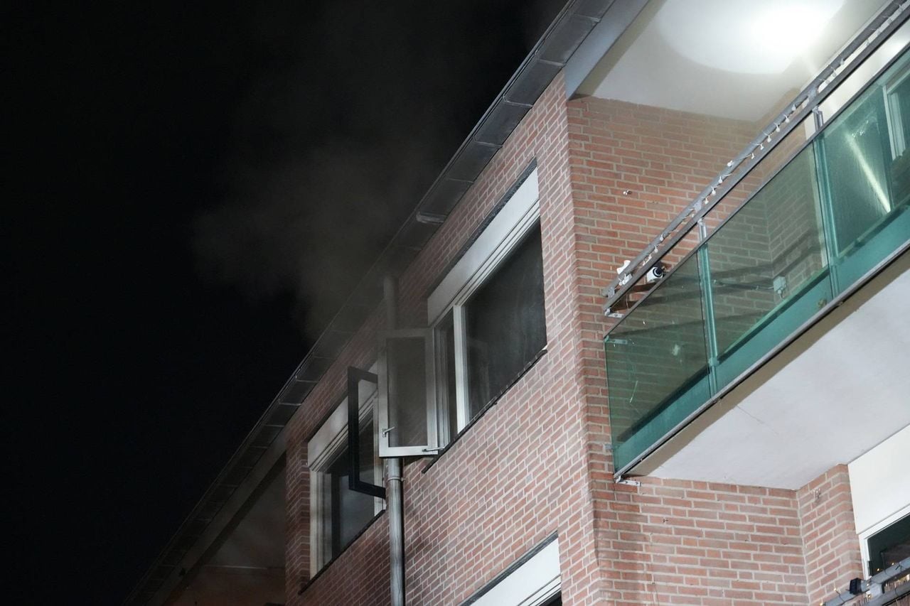 Grote brand in appartementencomplex, het pand werd ontruimd (foto: Jeroen Stuve / Persbureau Heitink).
