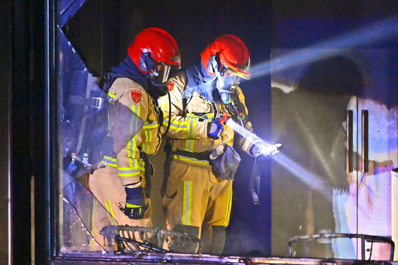 Brandweer rukt uit voor brand in Veldhoven (foto: Rico Vogels / Persbureau Heitink). 