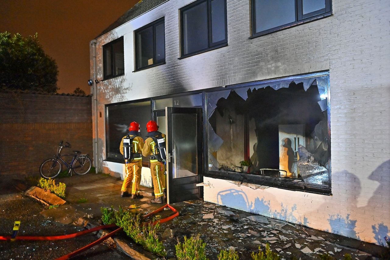 Brand in bedrijfspand nadat explosief naar binnen wordt gegooid (foto: Rico Vogels / Persbureau Heitink).