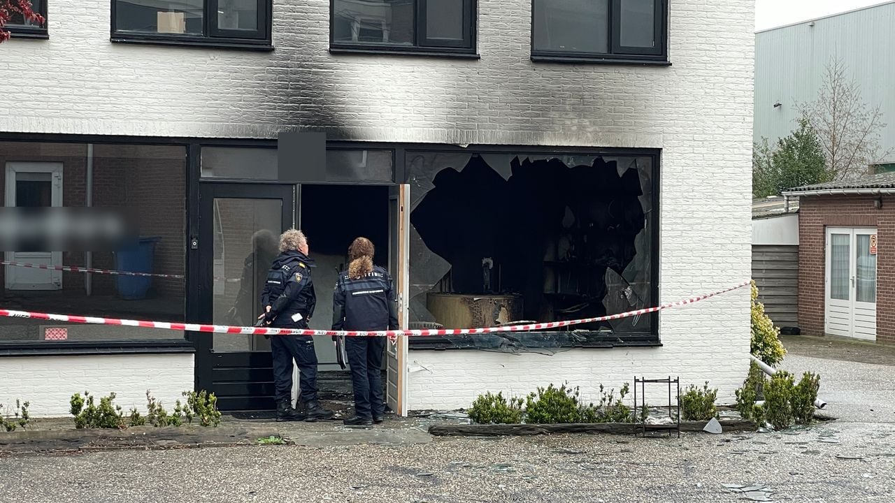 Explosie bij bedrijf in Veldhoven, politie doet onderzoek (foto: Rico Vogels / Persbureau Heitink).
