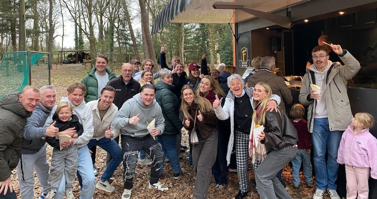 In de rij bij de frietkraam (Privéfoto).