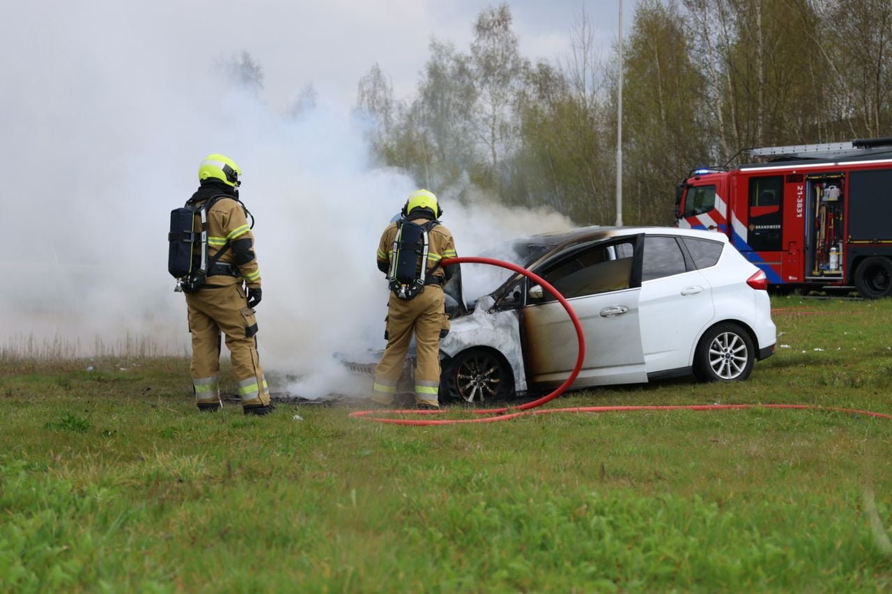 Auto in brand aan de oprit richting A50 (foto: Addy Smits/Persbureau Heitink).