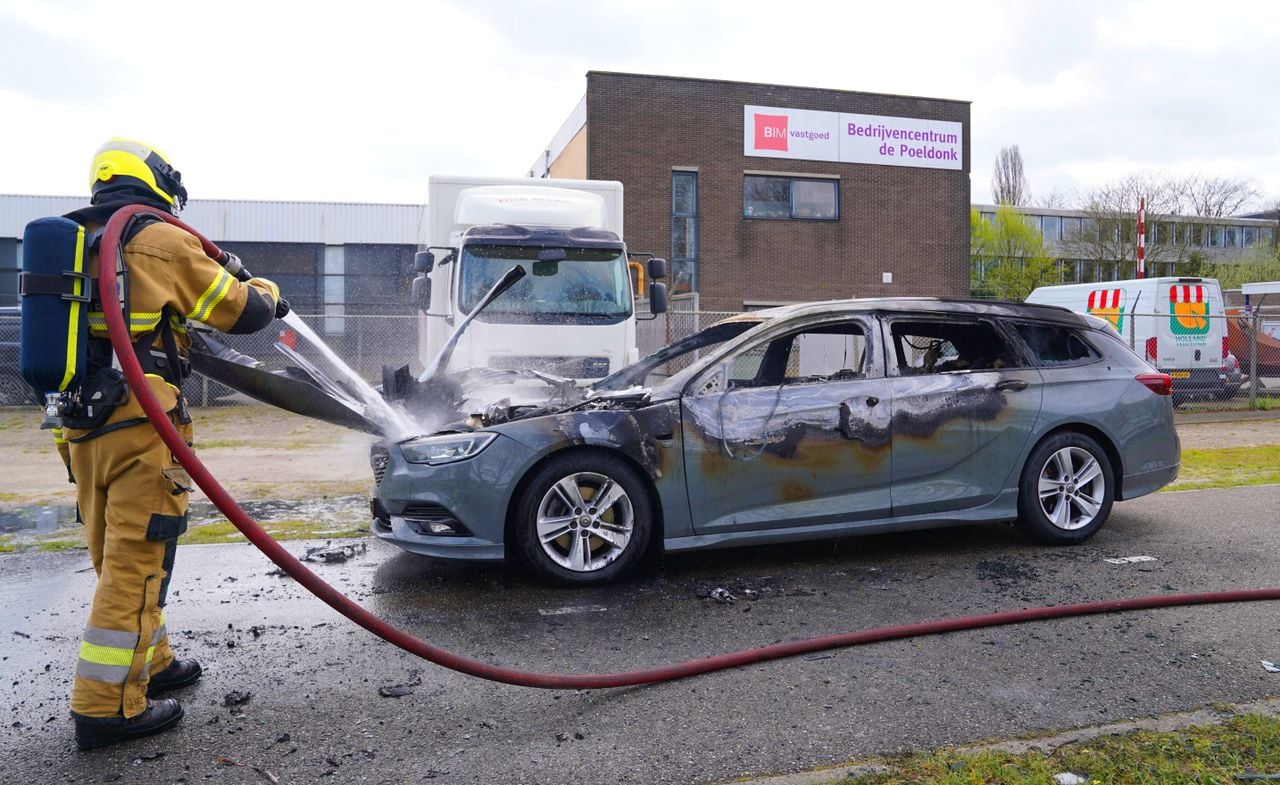Auto vliegt tijdens het rijden in brand in Den Bosch (foto: Bart Meesters / Persbureau Heitink).