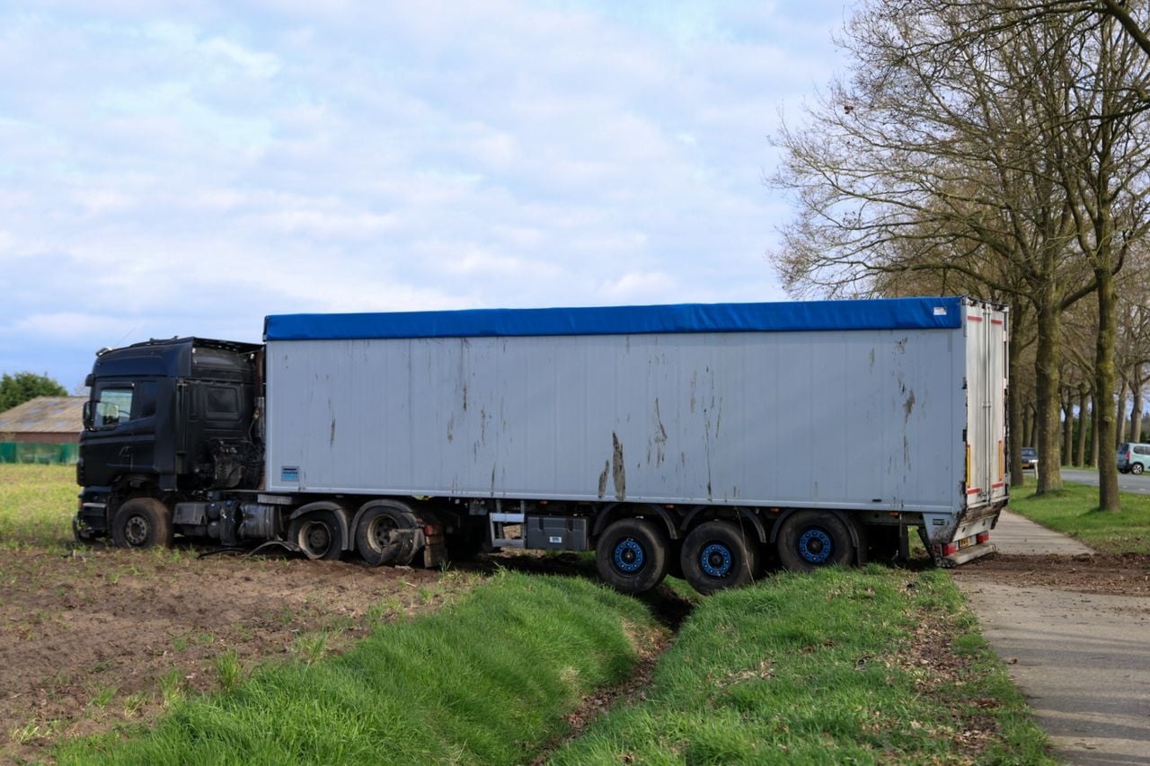 De vrachtwagen belandde door de klap in een nabijgelegen akkerland (foto: Addy Smits / Persbureau Heitink).