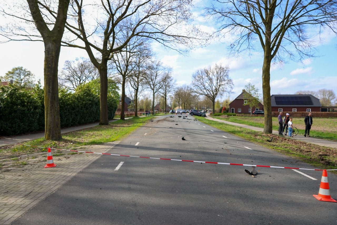 De weg is bezaaid met brokstukken na botsing tussen auto en vrachtwagen (foto: Addy Smits / Persbureau Heitink).