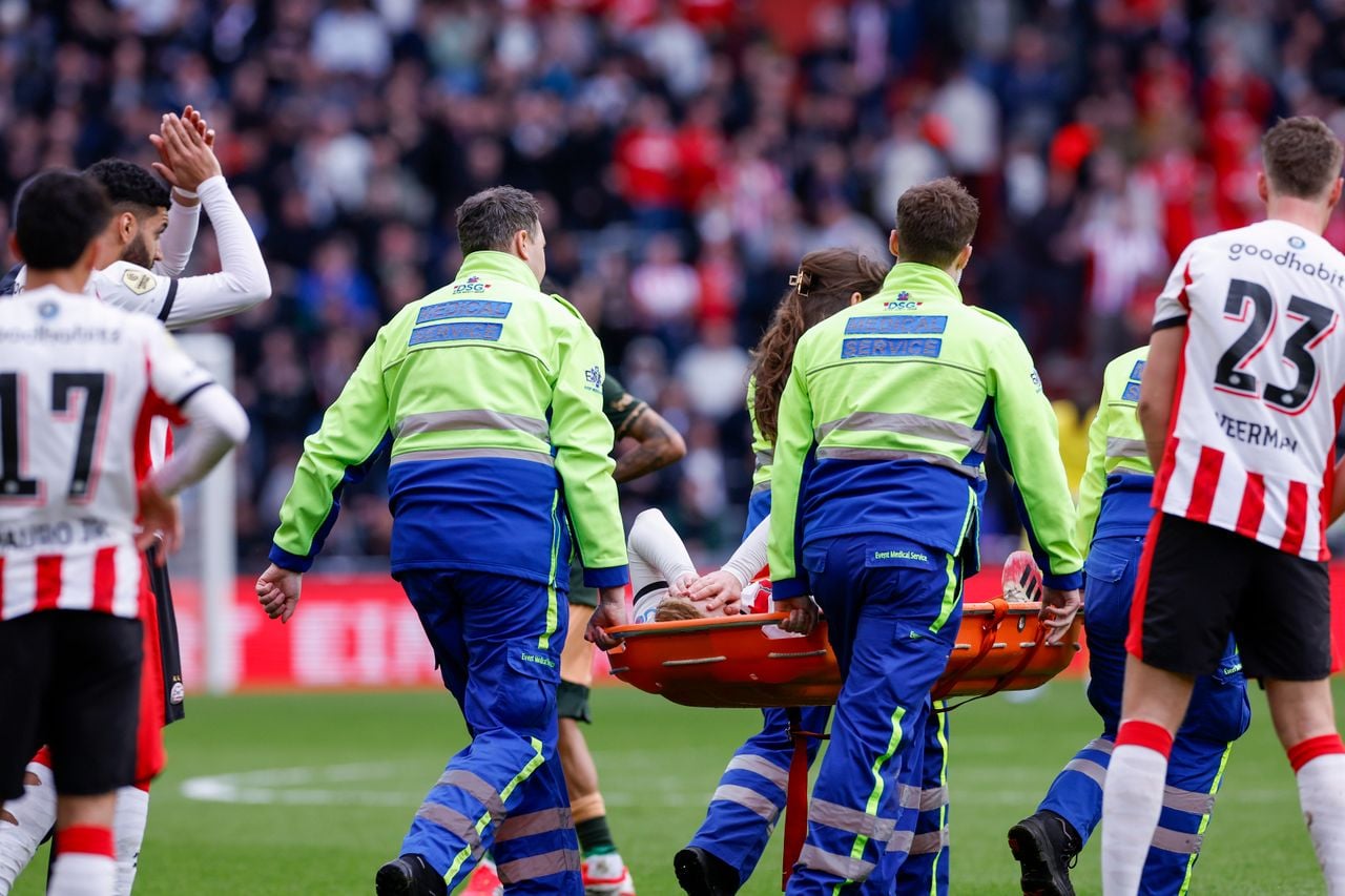 Jerdy Schouten slaat de handen voor het hoofd nadat hij per brancard het veld verlaat (foto: Orange Pictures)