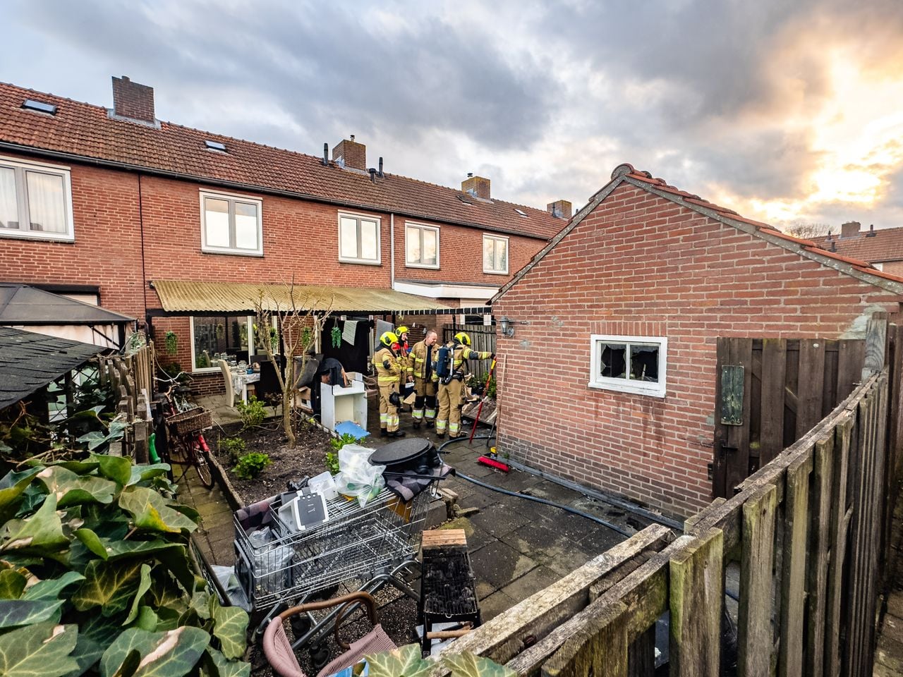 Brand in schuur, spullen belanden in de tuin om na te blussen (foto: Lucas Lammers / Persbureau Heitink).