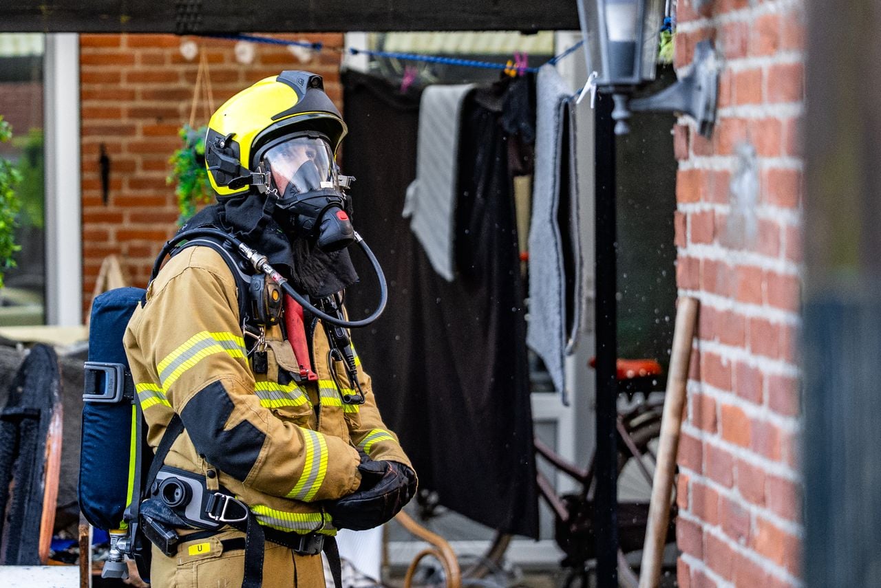 Brand in schuur in Grave, spullen belanden in de tuin om na te blussen (foto: Lucas Lammers / Persbureau Heitink).