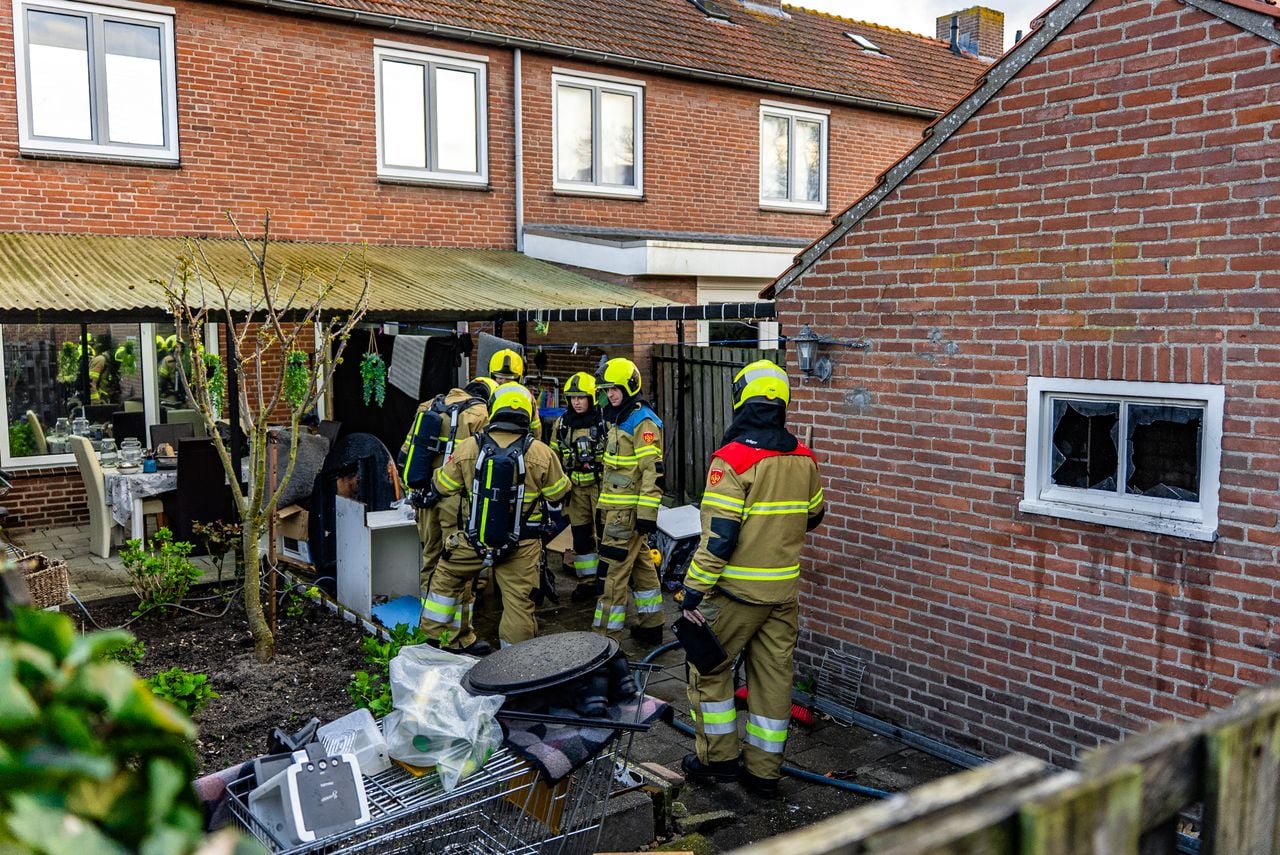 Brand in schuur in Grave, spullen belanden in de tuin om na te blussen (foto: Lucas Lammers / Persbureau Heitink).