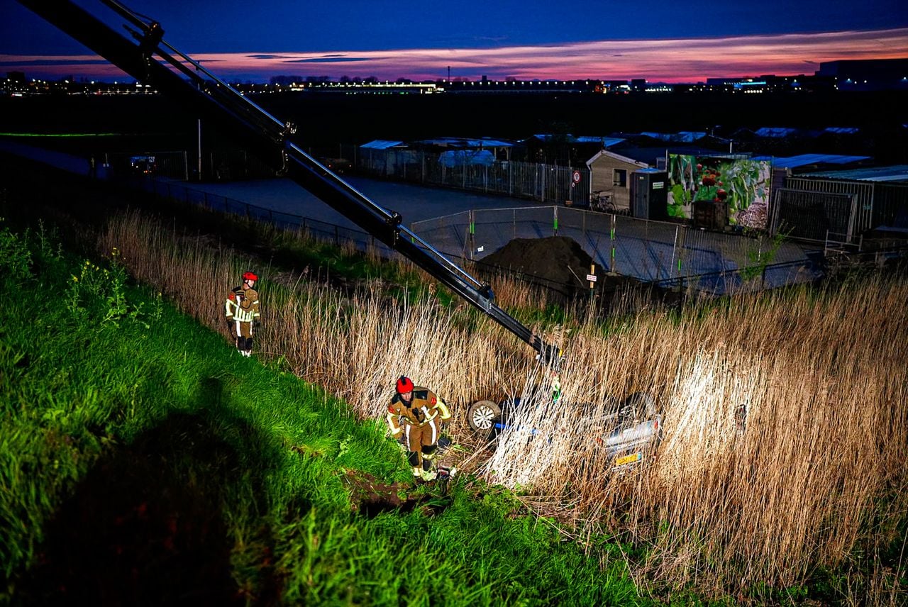 Grote zoekactie naar mogelijke bestuurders in Waalwijk (foto: Erik Haverhals / Persbureau Heitink).