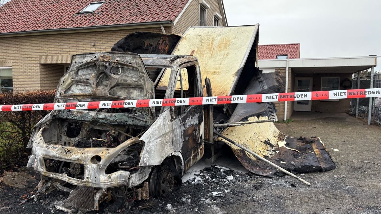 De brandende bakwagen stond vlak bij een huis (Foto: Imke van de Laar) 