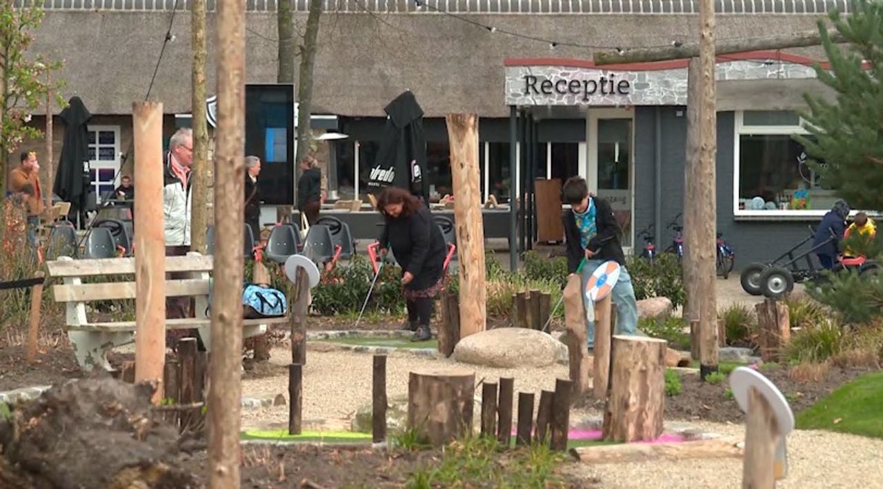 Een aantal groepjes zijn al fanatiek aan het minigolfen tijdens het paasweekend (Foto: Noël van Hooft / Omroep Brabant.)