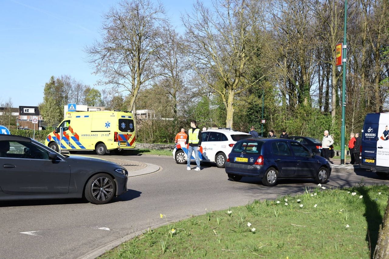 Door het ongeluk liep het verkeer op de rotonde even vast (foto: Saskia Kusters / Persbureau Heitink).