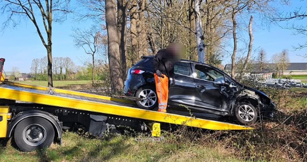 De betrokken auto's zijn getakeld (foto: Instagram Wijkagenten Bladel).