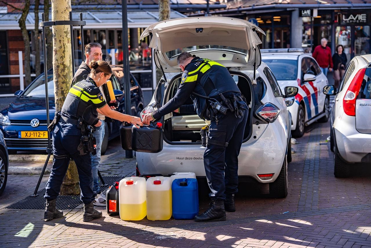 Er bleek brandstof in de jerrycans te zitten (foto: Lucas Lammers / Persbureau Heitink).
