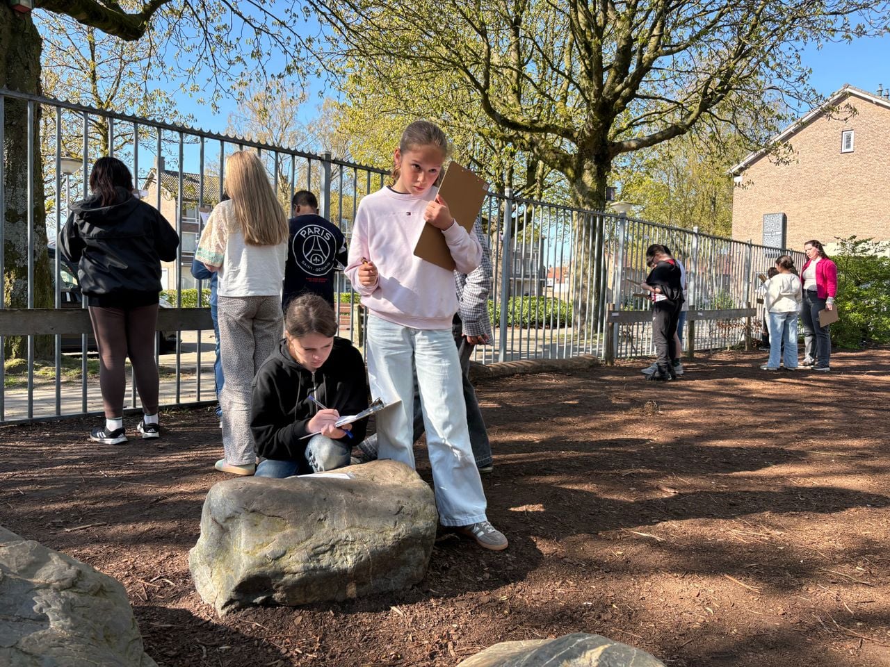 Concentratie bij de buitenles (foto: Raymond Merkx).