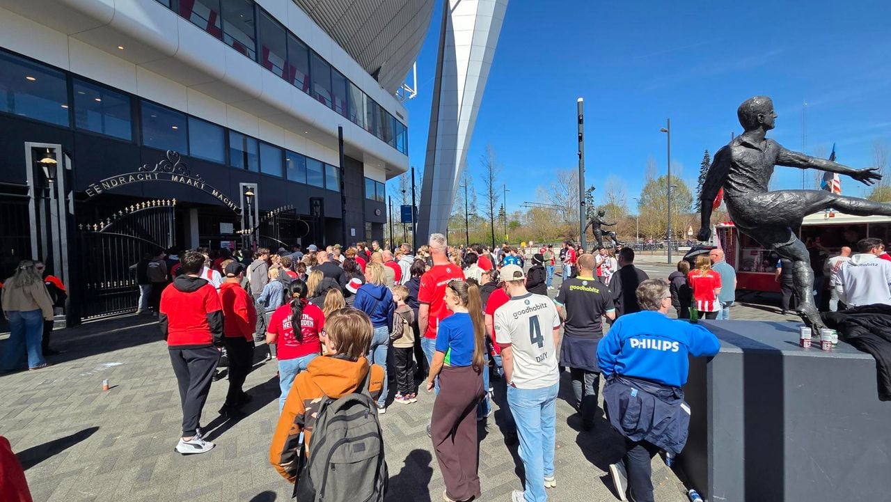 PSV-fans staan in de rij voor een plek in het stadion (foto: Omroep Brabant).