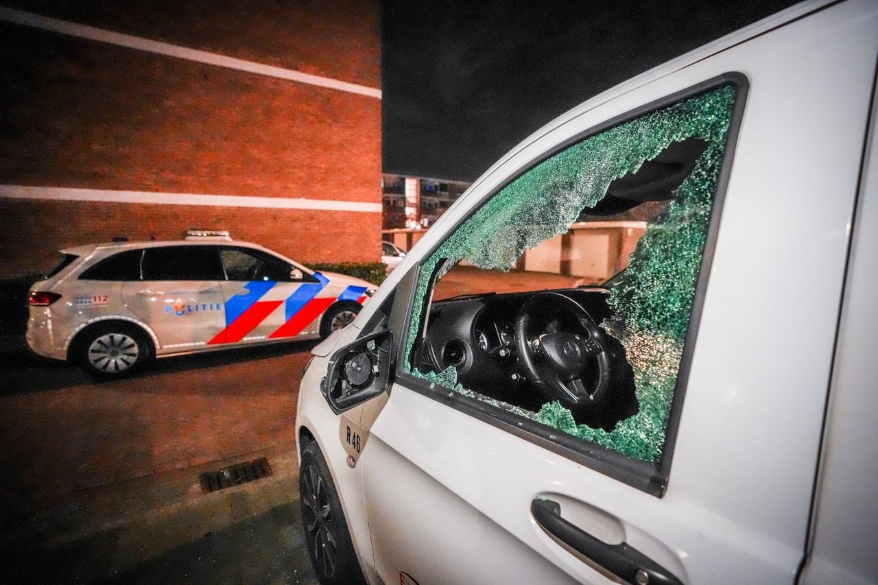 Een agent stelt een mes veilig (foto: SQ Vision).