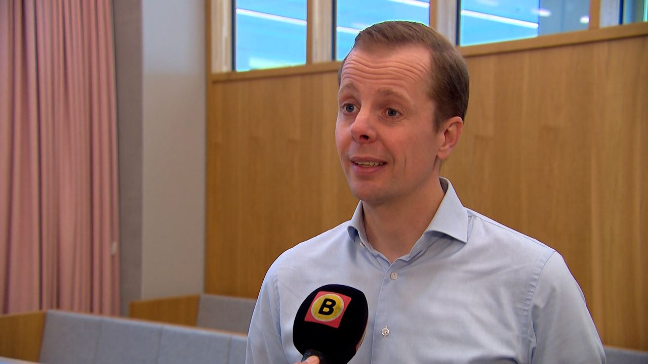 Jeroen Baardemans voor de camera in de rechtbank. 