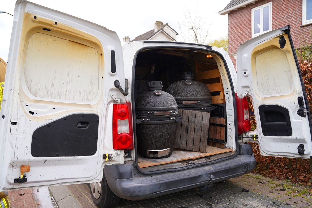 Brand in bestelbus door nog smeulende barbecue in Haaren (Bart Meesters/Persbureau Heitink).