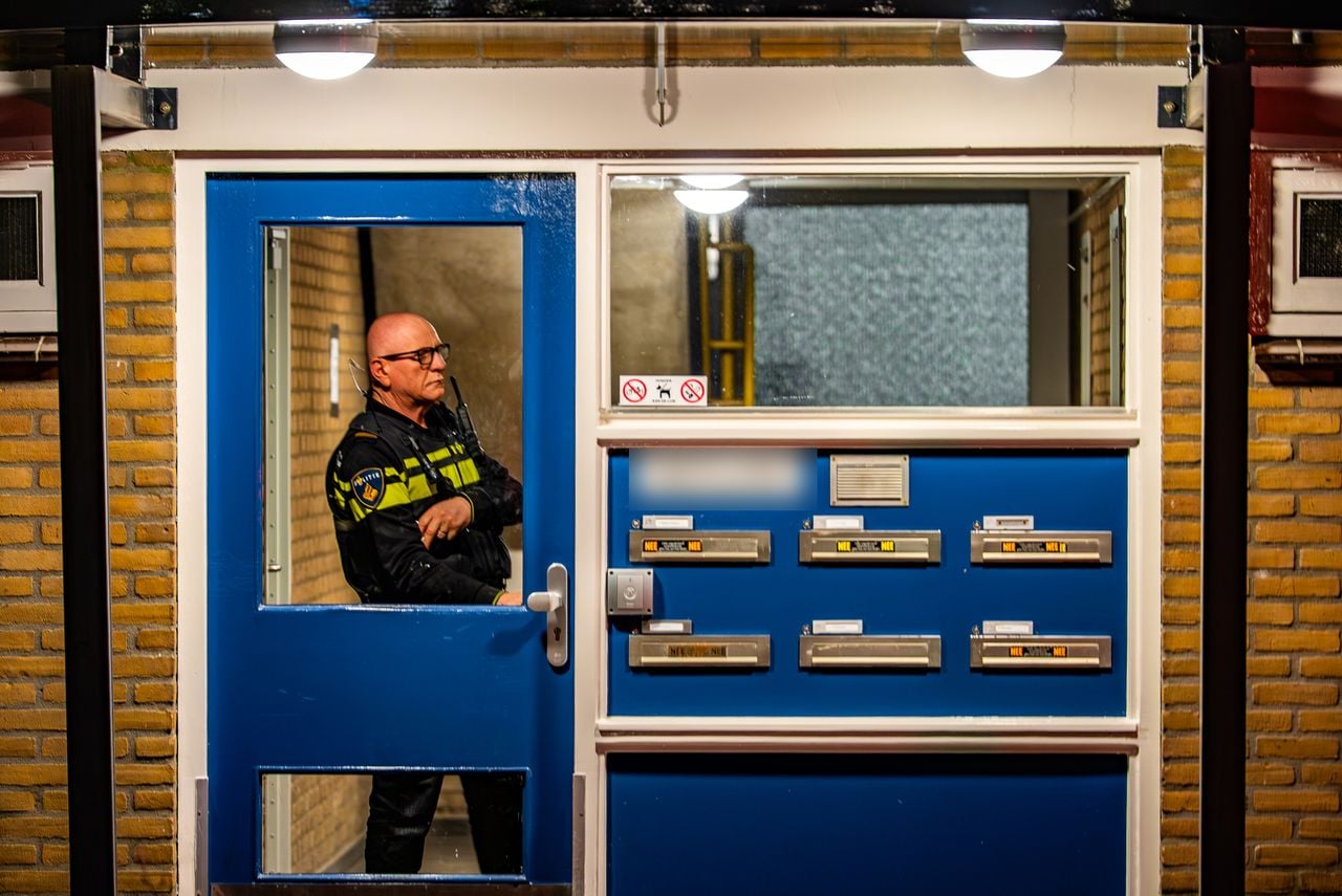 Politie doet onderzoek in woning waar dode vrouw is gevonden (foto: Lucas Lammers / Persbureau Heitink).