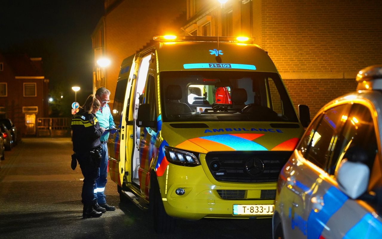 De twee mannen zijn in een ambulance naar een ziekenhuis gebracht (foto:: Bart Meesters/Persbureau Heitink).