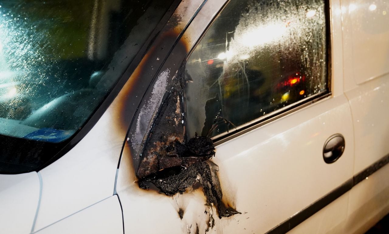 De brandweer bluste de auto in Berlicum (foto: Bart Meesters/Persbureau Heitink).