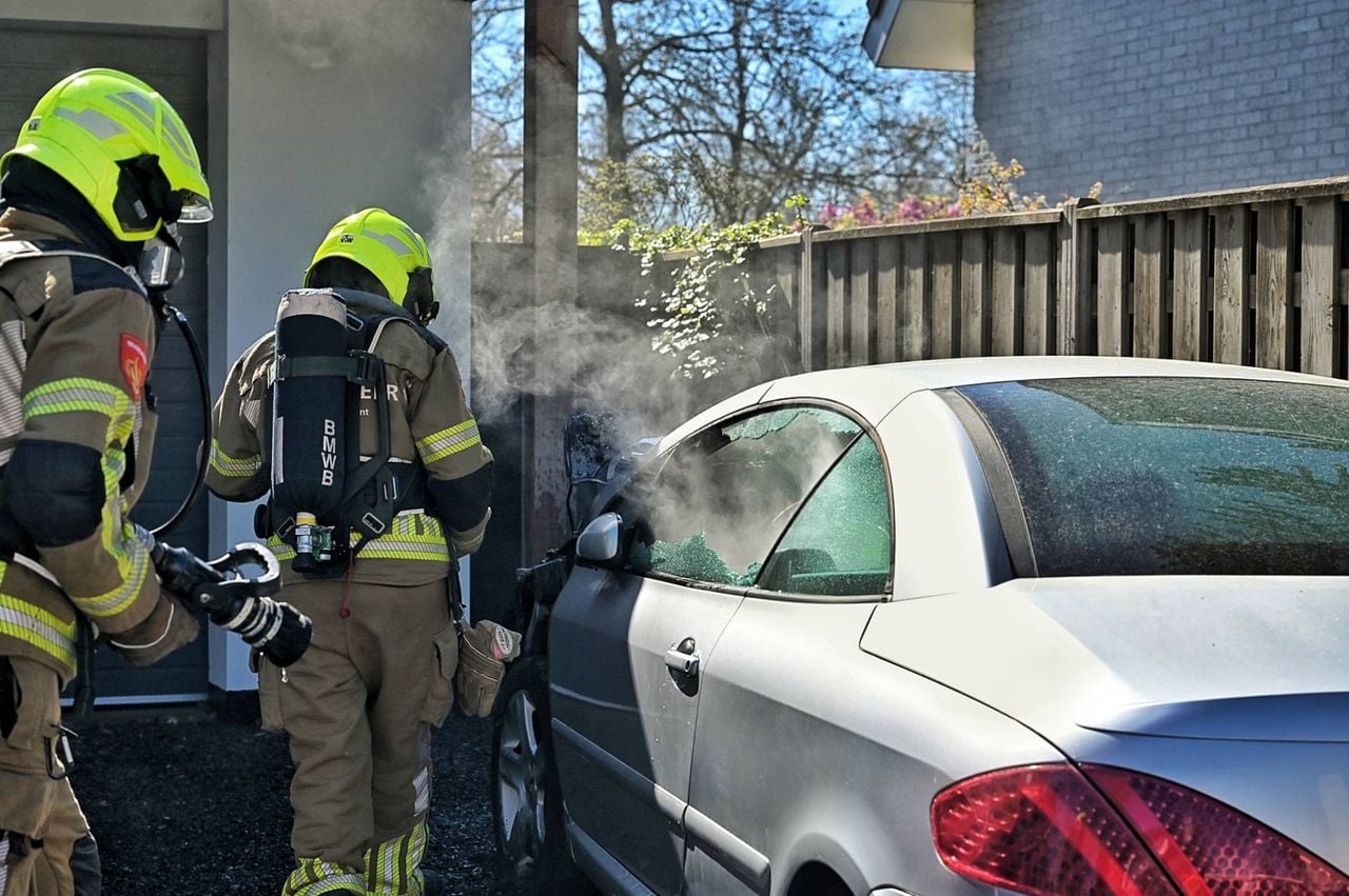 Een auto is in brand gevlogen aan de Zandacker in Oisterwijk (foto: Persbureau Heitink).