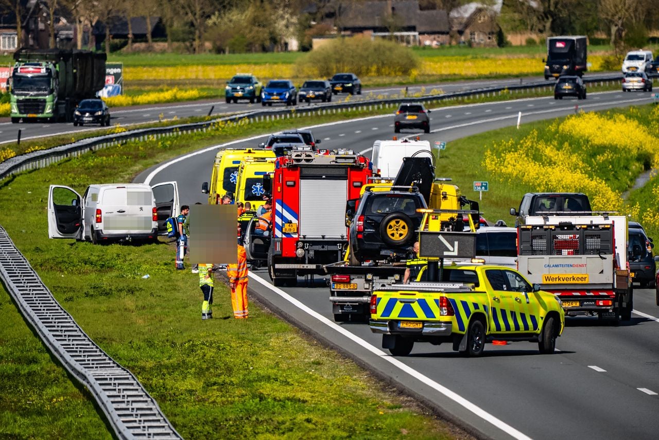 Ongeluk op de A50 richting Arnhem (foto: Lucas Lammers/Persbureau Heitink).