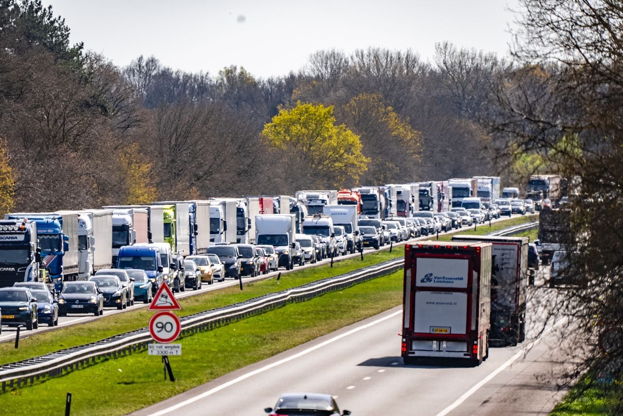 Ongeluk op de A50 richting Arnhem (foto: Lucas Lammers/Persbureau Heitink).