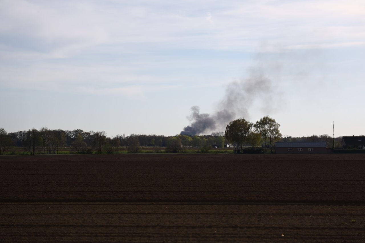 De rook is in de wijde omgeving te zien (foto: SK-Media/Persbureau Heitink).
