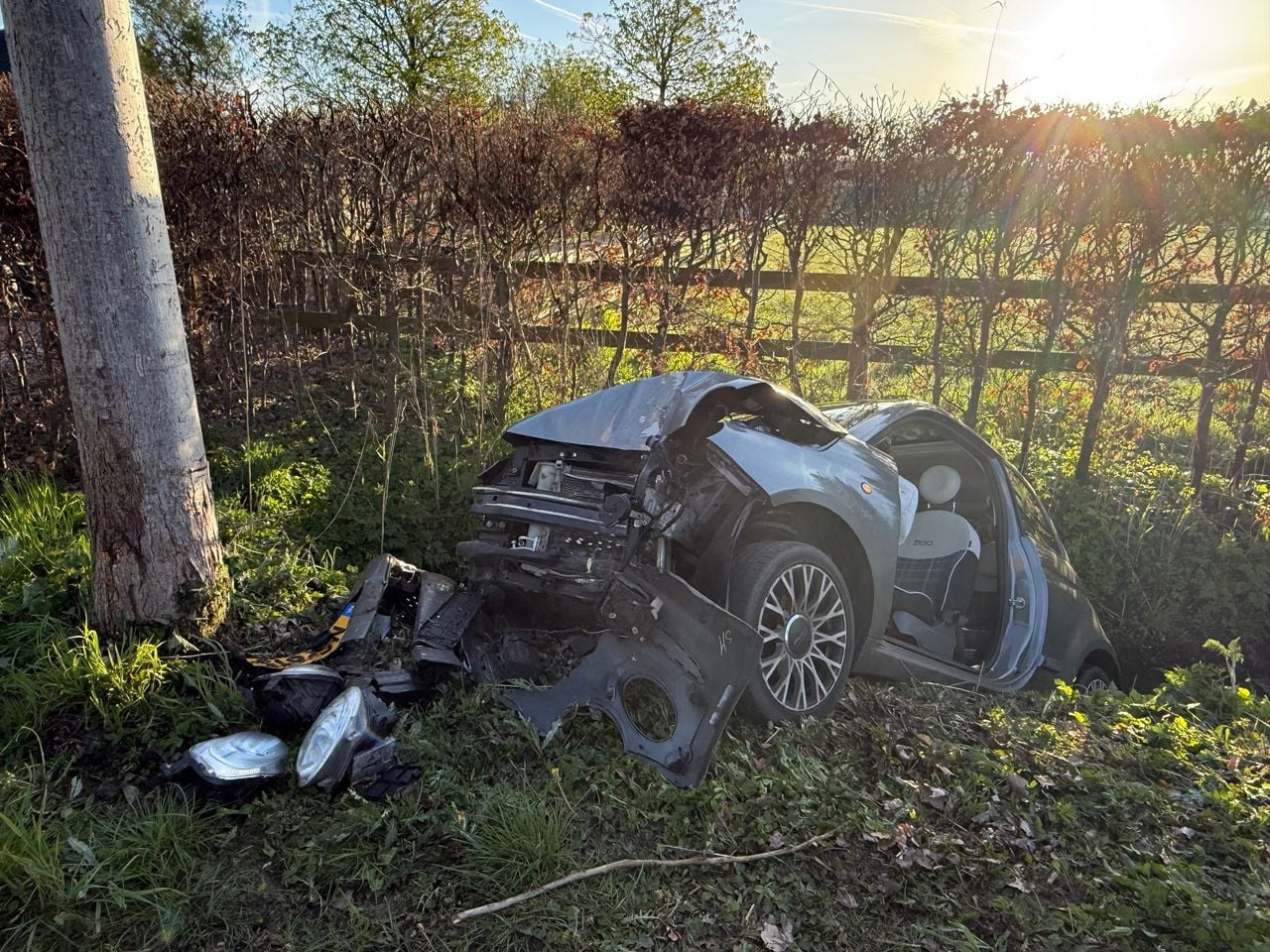 Bestuurder gewond na botsing tegen boom in Schijndel (foto: Bart Meesters/Persbureau Heitink).