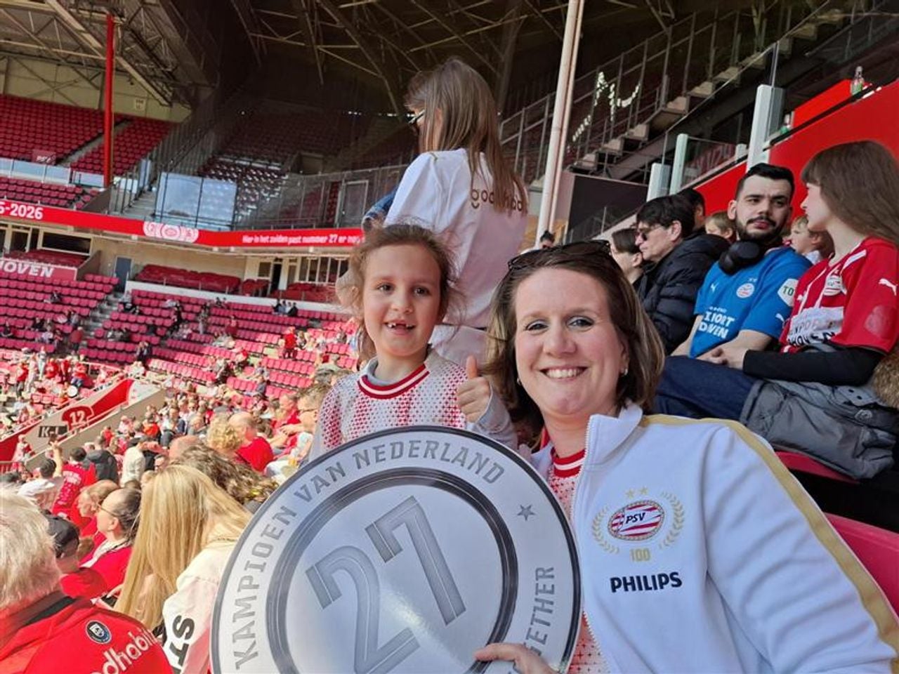 Veel gezinnen in het stadion.