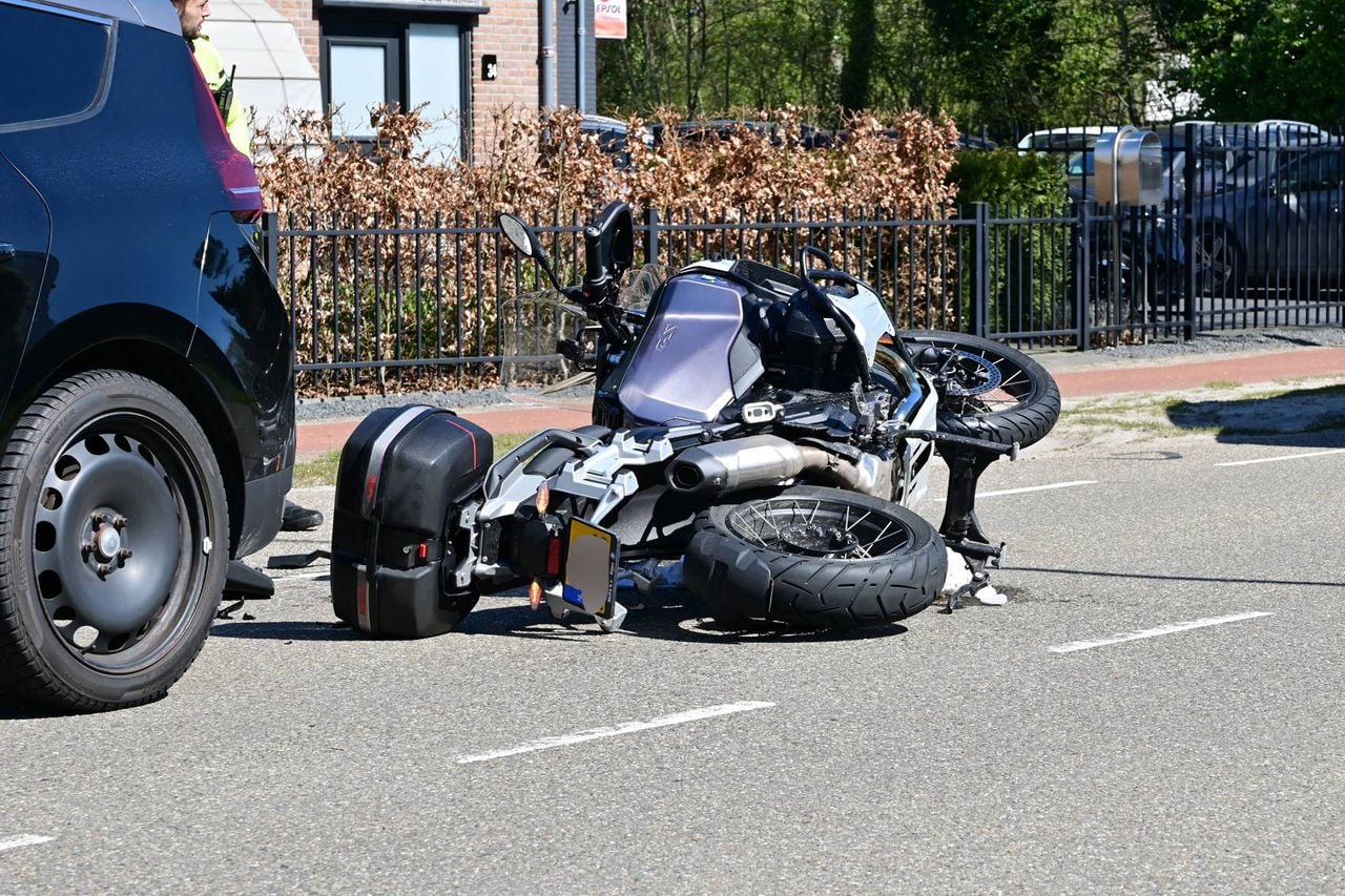 De motorrijder reed achterop de auto (foto: Perry Roovers / Persbureau Heitink).