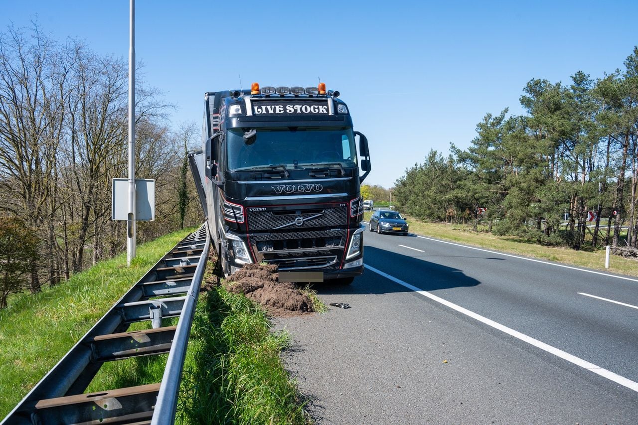 De rechterrijstrook is afgesloten (foto: Tom van der Put / Persbureau Heitink).