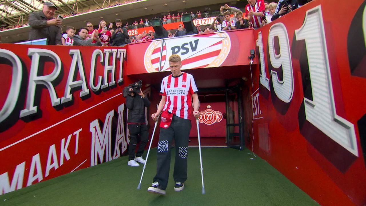 Jerdy Schouten liep op krukken het stadion in tijdens de huldiging van PSV